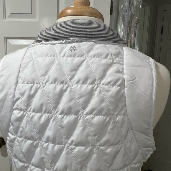 White Puffer Zip Up Vest - Picture 8 of 9